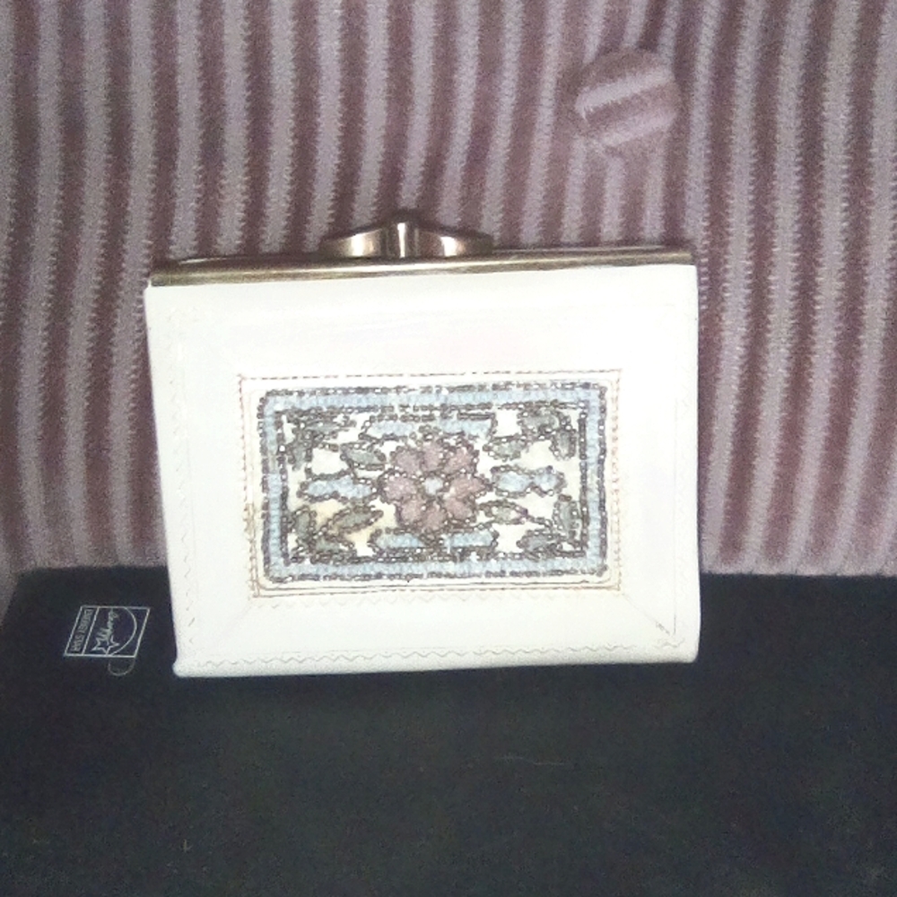 Vintage Coin Purse(wallet) from Daniel of Paris. Soft Beige Leather Beaded 1950